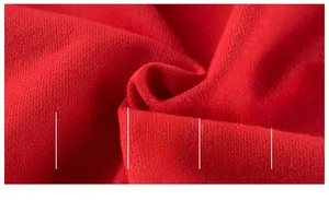 Gros plan sur la texture en tricot de coton rouge doux pour veste à capuche fille
