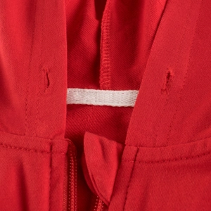 Veste à capuche rouge pour fille avec détails du col et finitions de couture