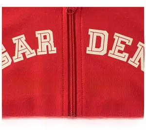 Détail du sweat à capuche rouge avec imprimé Garden Spring et fermeture éclair fluide