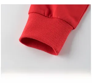 Détail des poignets côtelés rouge vif d'un sweat à capuche pour fille en coton doux