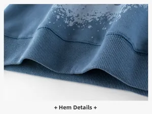Détail de l'ourlet côtelé d'un sweat à capuche bleu marine avec imprimé graphique blanc