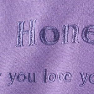 Felpa con cappuccio lavanda per bambina in pile con ricamo 'Honey' dettagliato