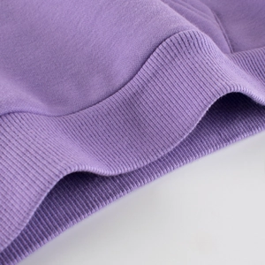 Felpa con cappuccio viola da bambina con bordo a costine e trama in maglia fine