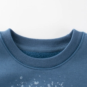 Sweat enfant bleu marine en polaire avec col rond côtelé et imprimé style éclaboussures