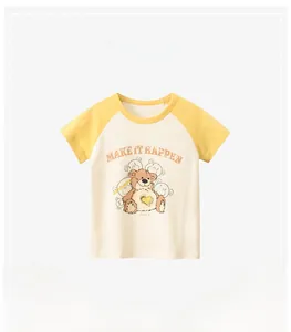 Détail du t-shirt enfant à manches raglan avec imprimé ours et accents jaunes