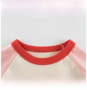 Dettaglio del girocollo con costina rossa e cuciture a contrasto sulle maniche raglan