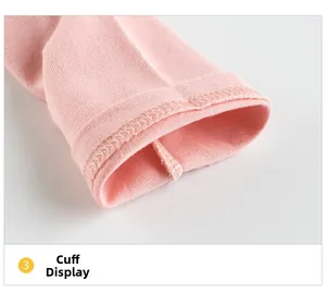 Dettaglio dei polsini a costine rosa pallido con cuciture piatte di alta qualità su cotone