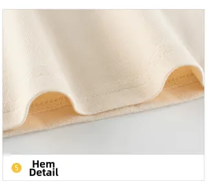 Dettaglio ravvicinato della doppia cucitura piatta sull'orlo di una maglietta in maglia beige