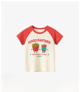 Detail von Kinder Kurzarm-T-Shirt mit Cartoon-Pommes-Print und roten Raglan-Ärmeln