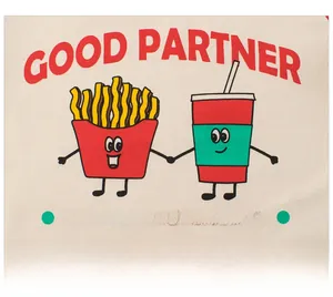 Nahaufnahme eines Baumwoll-T-Shirts mit Aufdruck von Pommes und Soda-Becher Details