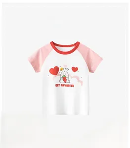 Détails des manches raglan et de l'imprimé lapin sur le t-shirt en coton enfant