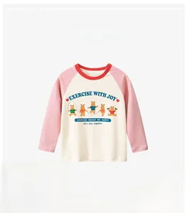 Détail du t-shirt filles en coton à manches raglan et imprimé ours sportifs
