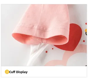 Gros plan détaillé sur la couture de la manche raglan rose et la texture en coton du t-shirt