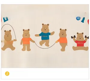 Détail de l'imprimé ours de sport sur coton beige avec des illustrations colorées de sport