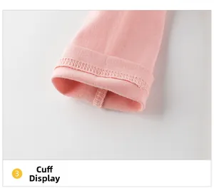 Détail du poignet en coton rose avec coutures fines sur un t-shirt pour fille