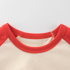 Kinder T-Shirt mit Raglanärmeln in Cremeweiß und rotem geripptem Rundhalsausschnitt