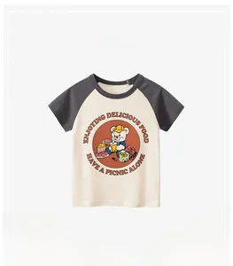 Détail de t-shirt raglan pour filles avec dessin de l'ours et texture en coton doux