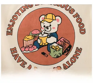 Détail d'un t-shirt crème pour filles avec imprimé d'ours en pique-nique et motifs rétro