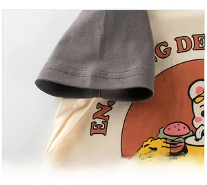 Gros plan détaillé des coutures doubles sur les manches grises du t-shirt en coton