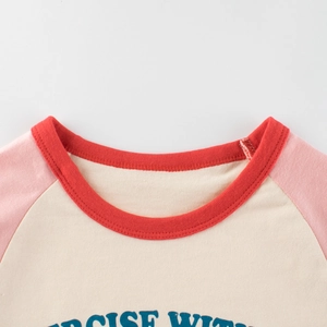 T-shirt manches raglan pour enfants avec col rond rouge et imprimé en coton doux