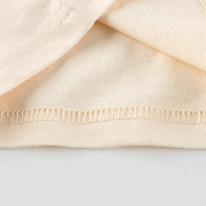 Ourlet de t-shirt enfant en coton avec surpiqûres à double aiguille et texture maille