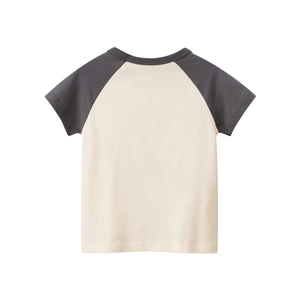 T-shirt enfant à manches raglan bicolore crème et gris style décontracté sur fond blanc