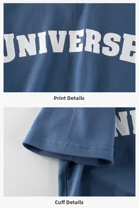Détail du t-shirt bleu en coton montrant l'imprimé UNIVERSE et les coutures de la manche