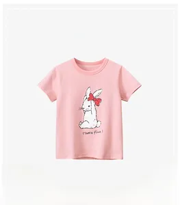 Détail d'un t-shirt rose en coton pour filles avec motif lapin et texte décoratif