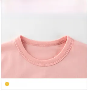 Gros plan du col rond en coton rose avec des détails de couture double sur le t-shirt