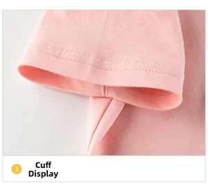 Gros plan du poignet d'un t-shirt rose montrant les coutures doubles de qualité