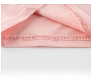 Détail de l'ourlet du t-shirt en coton rose avec couture plate à double aiguille