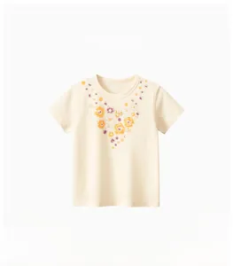 Détail du t-shirt en coton pour enfants avec imprimé cœur floral coloré sur beige