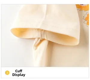 Détail de la manche d'un t-shirt avec surpiqûres doubles précises et imprimé floral doux