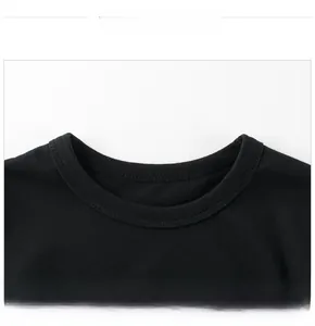Dettaglio del girocollo rinforzato con doppia cucitura su una t-shirt nera in cotone per bambini