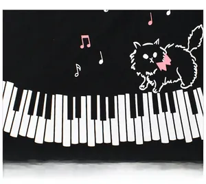 Dettaglio di un gatto dei cartoni animati e note di pianoforte su una T-shirt nera bimbi