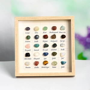 Cadre décoratif en bois contenant 25 spécimens de pierres de cristal polies et colorées