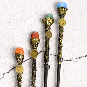 Bacchette magiche zodiaco in cristallo naturale con gemme colorate e texture in oro antico