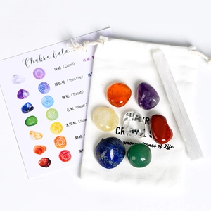Coffret 7 cristaux de chakra avec pierres polies et bâton de sélénite en pochon