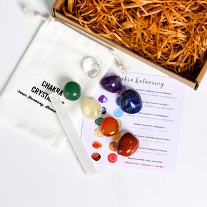 Set de 7 cristaux de chakra avec bâton de sélénite, pochette en coton et carte de guide