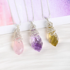 Colgantes de cristal natural envueltos en plata con elegantes cadenas de serpiente