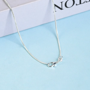 Collar de cadena de serpiente de plata pulida con cierre 925 en un fondo azul sereno