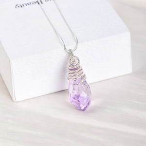 Collar de cristal púrpura envuelto en alambre hecho a mano con elegante cadena de plata