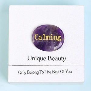 Ovale paarse amethist worry stone met Calming-gravure op witte getextureerde doos