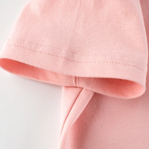 Détail de la manche d'un T-shirt rose en coton avec couture robuste à double aiguille