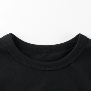 T-shirt nera per bambini a girocollo con dettagli di cucitura a doppio ago sul colletto