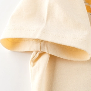 Gros plan détaillé de la manche du t-shirt crème avec couture double aiguille de qualité