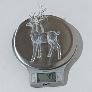 Vista detallada del colgante de reno navideño de acrílico transparente pesando 47,3 g