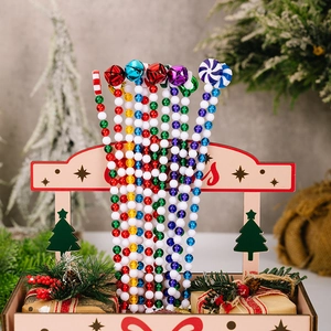 Detail van kerst zuurstokken met kleurrijke bellen en kralen voor de boom