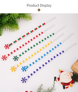 Set van 6 kerststokjes met kleurrijke lolly's en gestreepte kralen op houten achtergrond