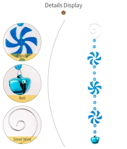 Dettaglio di caramelle decorative bianche e blu con campanello in metallo e gancio in acciaio